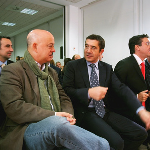Patxi Lpez, flanqueado por los alcaldes de San Sebastin y Vitoria, Odn Elorza y Patxi Lazkoz, respectivamente. Detrs, Mikel Torres, alcalde de Portugalete