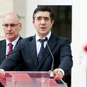 Patxi Lopezek ETAren mehatxupean dagoen Gobernu bateko lehendakari dela gogorarazi du. Argazkian Rodolfo Ares Barne sailburuarekin