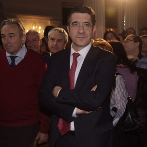 Patxi Lpez, junto a Antonio Elorza, en el acto celebrado en un hotel bilbano