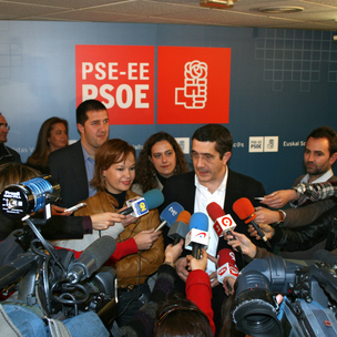 Patxi Lpez junto a Leire Pajn, en la nueva Sede Electoral de los Socialistas Vascos en Benidorm
