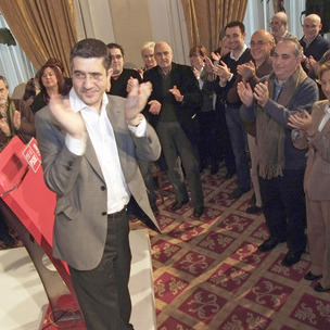 Patxi Lpez recibe el apoyo de todos los asistentes