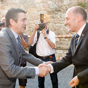 Patxi Lpez saluda al rector de la UPV-EHU Iaki Goirizelaia
