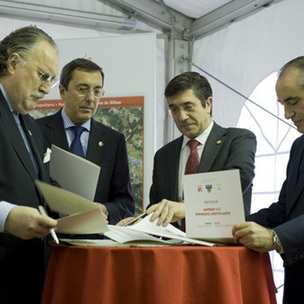 Patxi Lpez y Arriola junto a Azkuna y Bilbao, en la colocacin de la primera piedra de la lnea 3 del metro