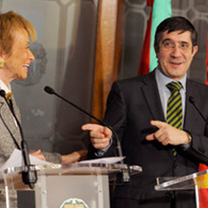 Patxi Lpez y M Teresa Fernndez de la Vega en un momento de la rueda de prensa