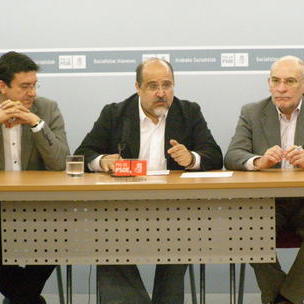 Patxi lazcoz, Txarli Prieto y Vctor Garca en rueda de prensa