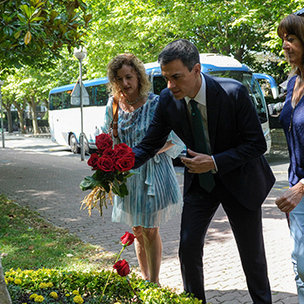 Pedro Snchez, Idoia Mendia y Cristina Gonzlez colocan un ramo de rosas junto al monolito en reuerdo de Fernando Buesa y Jorge Daz, asesinados por ETA en 2000. [Foto: PSOE]