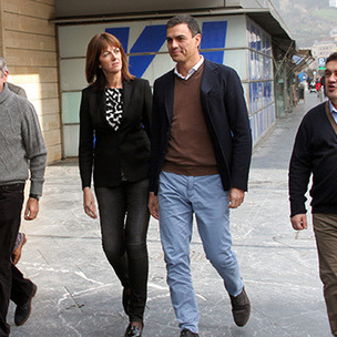 Pedro Sanchezek eta Idoia Mendiak Donostian egindako batzar irekian parte hartu dute. [Argazkia: Euskal Sozialistak]