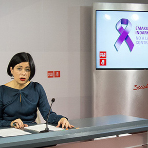 Pilar Ros, PSE-EEko Berdintasuneko Idazkaritzako arduraduna, goizean Bilbon eskaini duen prentsaurrekoan. [Argazkia: Euskal Sozialistak]