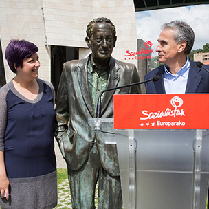  Ramn Jaregui, Eider Gardiazabal, Maider Lainez y Ekain Rico en el acto celebrado por Socialistas Vascos junto a la estatua de Ramn Rubial. (Fotos: Socialistas Vascos)