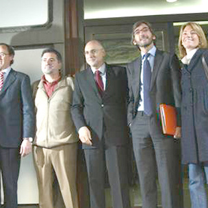 Rodolfo Ares y Jess Egiguren han recibido a la delegacin del PP en la sede socialista de Bilbao.