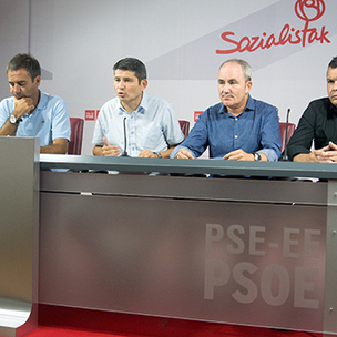 Miguel de los Toyosek (Eibarreko alkatea), Enrique Ramosek (PSE-EEko Erakunde Politikako atala), Alfonso Garciak (Barakaldoko alkatea) eta Javier Martinezek (Irua Okako alkatea) egindako prentsaurrekoa. Argazkia: (Euskal Sozialistak)