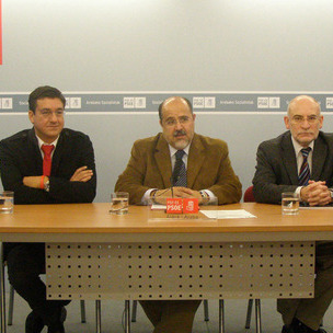 Txarli Prietok agerraldia gauzatu du Patxi Lazcoz erakunde idazkariarekin eta Arabako PSEren Organizazio idazkari den Victor Garcarekin