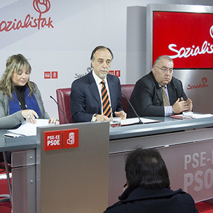 YOLANDA VICENTE, senatuko presidenteordea, TONTXU RODRGUEZ, Justiziako bozeramaile atxikia, eta DIMAS SANUDO, Senatuko Euskal Sozialisten lurralde-taldeko koordinatzailea, goizean Bilbon eman duten prentsaurrekoan