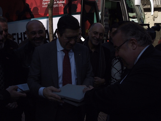 A su llegada a Barakaldo, recibido por Tontxu Rodrguez, Alcalde de Barakaldo