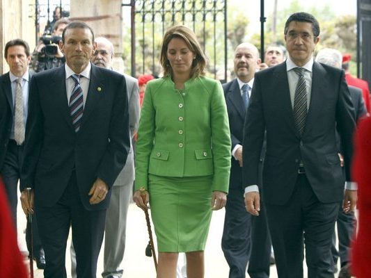 Accediendo al interior del saln de plenos junto a Juan Jose Ibarretxe y Arantza Quiroga