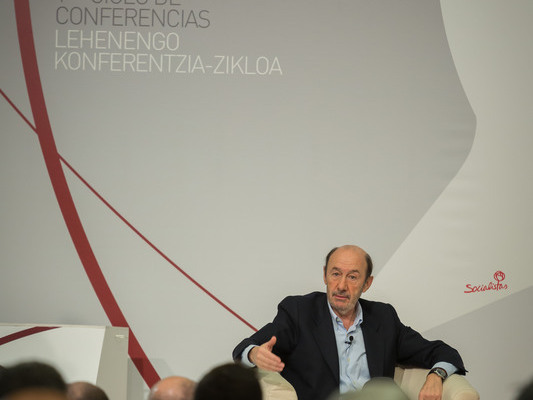 Alfredo Prez Rubalcaba y Patxi Lpez en la clausura de las conferencias "Reflexiones de futuro"