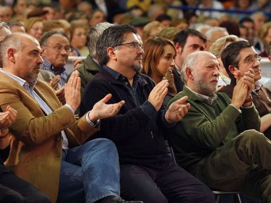Alvaro de Luna, entre Jess Eguiguren y Patxi Lpez, ha leido el manifiesto de apoyo a ZP suscrito por 25.000 personas 