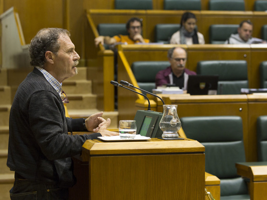 Bixen Itxaso en el Parlamento Vasco defendiendo la Ley de vivienda