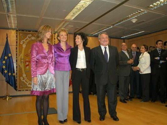Cristina Garmendia y Fdez. de la Vega, acompaadas por los ministros de Sanidad y Educacin, Bernat Soria y Mercedes Cabrera, respectivamente 
