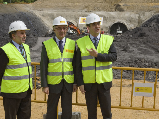 De izda. a drcha., Antonio Gonzlez, Presidente de ADIF, Jos Blanco, Ministro de Fomento y Patxi Lpez, Lehendakari del Gobierno Vasco 