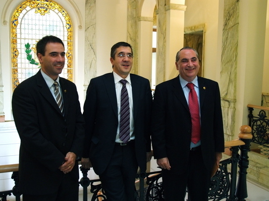De izda. a drcha, Miguel de los Toyos, Alcalde de Eibar, Patxi Lpez e Iaki Arriola