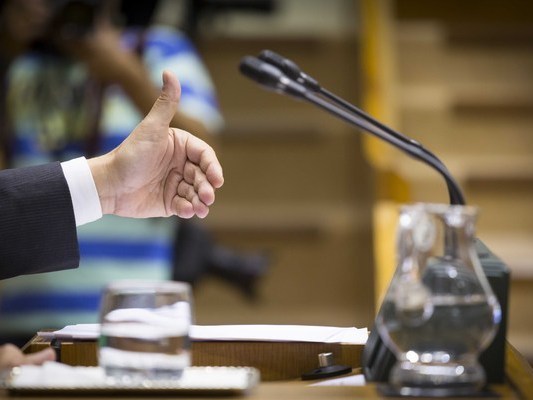 Detalle de la mano de Patxi Lpez durante su intervencin en el Pleno de Poltica General