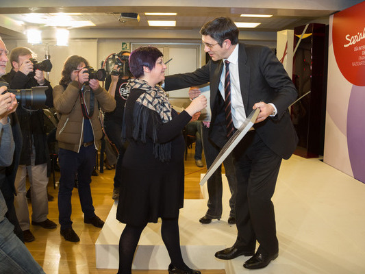 Eider Gardiazabal recibe un detalle de manos del Secretario General de los Socialistas Vascos, Patxi Lpez.