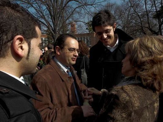 El Consejero de Interior del Gobierno Vasco, Javier Balza, junto a Eduardo Madina, saludan a la viuda de Fernando Buesa 