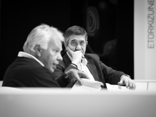 El Secretario General de los Socialistas Vascos, Patxi Lpez, atento a las explicaciones que ha ofrecido el ex-presidente del Gobierno, Felipe Gonzlez, durante su conferencia "La crisis global"