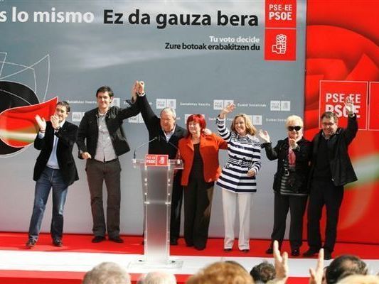 El alcalde de Portugalete, Mikel Cabieces (primero por la drcha.), tambin ha participado en este acto electoral 