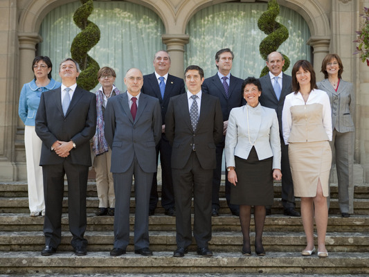 El nuevo gobierno posando en las escalinatas del Palacio de Ajuria Enea