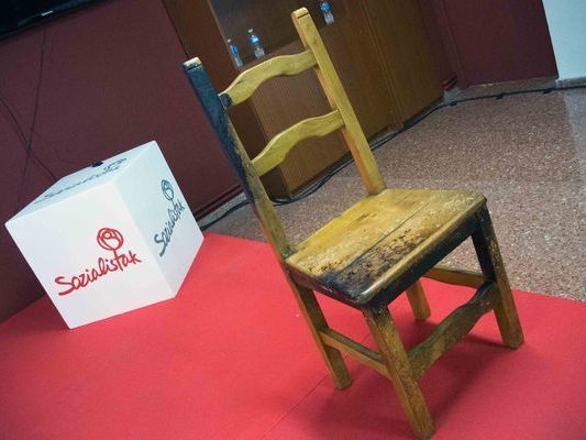 Esta silla es el nico objeto que queda de la Casa del Pueblo de Porutgalete atacada por ETA en 1987. [Foto: Socialistas Vascos]