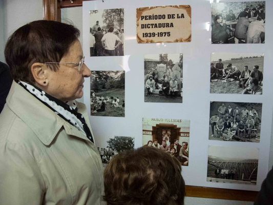 Esther Cabezudo viendo la exposicin fotogrfica del centenario de la Agrupacin de los Socialistas de Portugalete. [Foto: Socialistas Vascos]