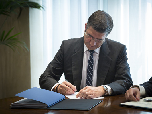 Firma del acuerdo entre PSE-EE y PNV
