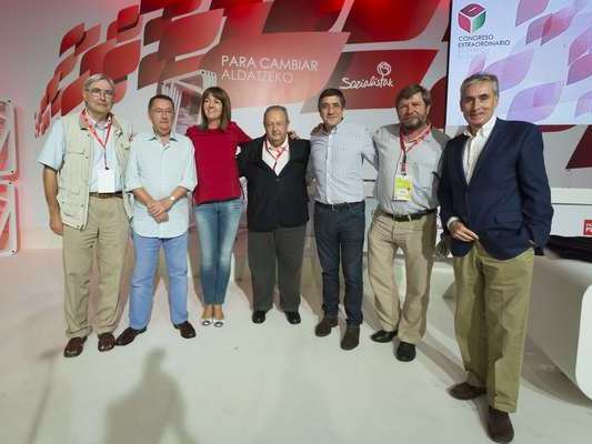 Idoia Mendia junto a los ex-Secretarios Generales del PSE-EE (Foto Socialistas Vascos)