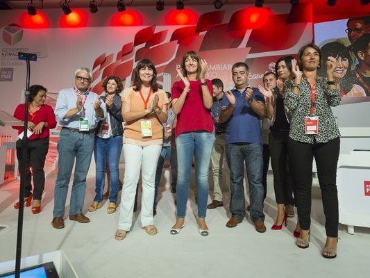 Idoia Mendia junto a los miembros de la Comisin Ejecutiva. (Foto Socialistas Vascos)