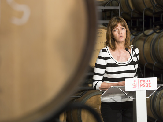 Idoia Mendia visita una bodega en la Rioja Alavesa [Foto: Socialistas Vascos]