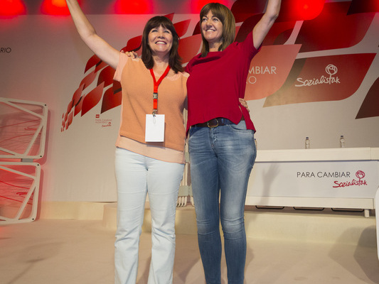 Idoia Mendia y Micaela Navarro en el Congreso Extraordinario del PSE-EE (Foto Socialistas Vascos)