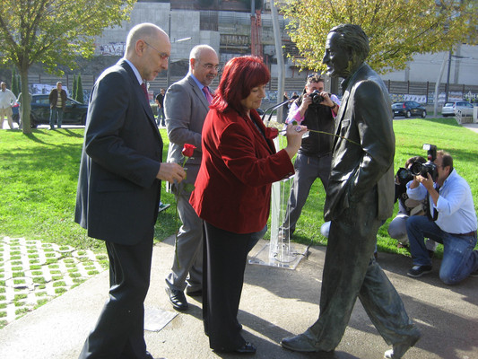 Jos Antonio Pastor, Lentxu Rubial y el Consejero del Interior, Rodolfo Ares, en la ofrenda floral ante la escultura de Rubial