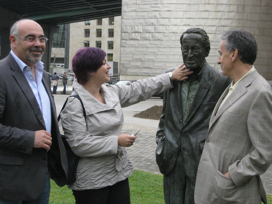Junto a la escultura de Ramn Rubial "Puerta de los honorables" en Bilbao 