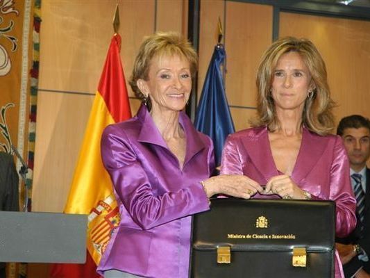 La Vicepresidenta hace entrega a Cristina Garmendia de la nueva cartera ministerial 