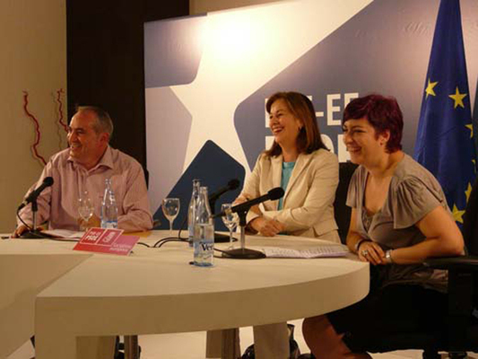 Las candidatas al Parlamento Europeo, Eider Gardiazabal y Carmen Romero junto a Iaki Arriola