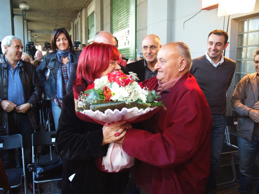 Lentxu Rubial, hija del que fuera presidente del PSOE, Ramn Rubial, recibe un ramo de flores de manos de un veterano militante socialista