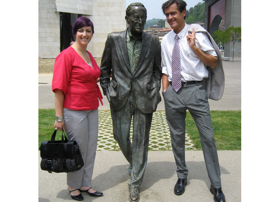 Los dos candidatos al Parlamento Europeo junto a la escultura de Ramn Rubial "Puerta de los honorables" en Bilbao