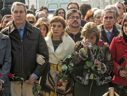 Los padres de Jorge Diez y la viuda y una hija del poltico asesinado, presentes en el acto 