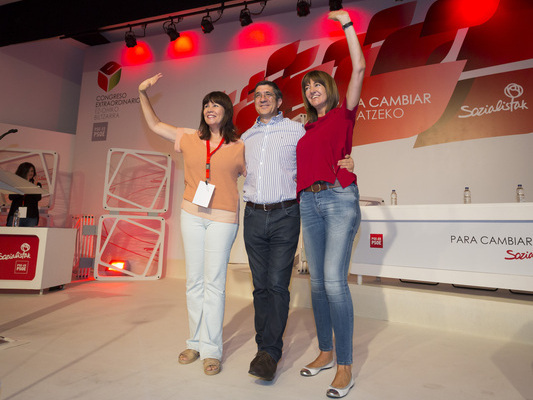 Micaela Navarro, Patxi Lpez e Idoia Mendia saludan desde el escenario a los asistentes al Congreso Extraordinario (Fotos Socialistas Vascos)