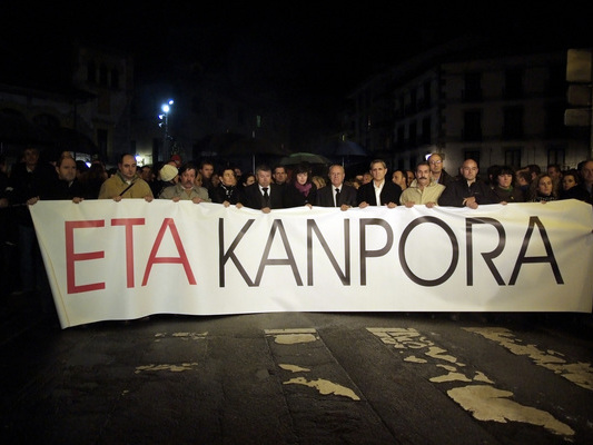 Miles de personas recorrieron las calles de Azpeitia para pedir el fin de ETA