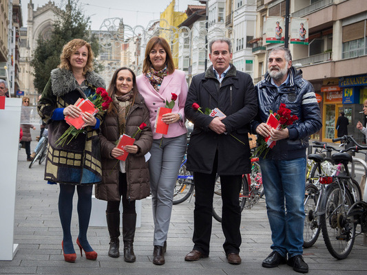 Mitin y reparto de rosas de los candidatos alaveses con Idoia Mendia