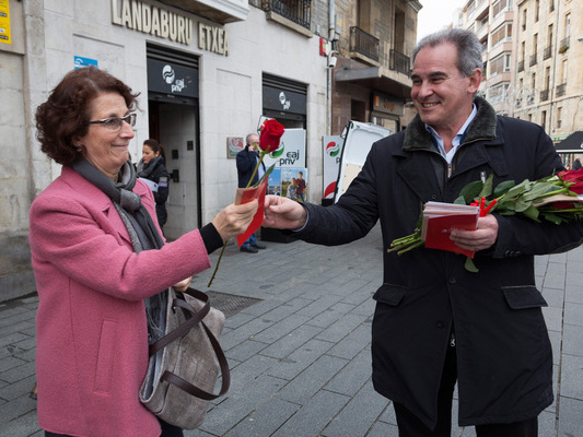 Mitin y reparto de rosas de los candidatos alaveses con Idoia Mendia