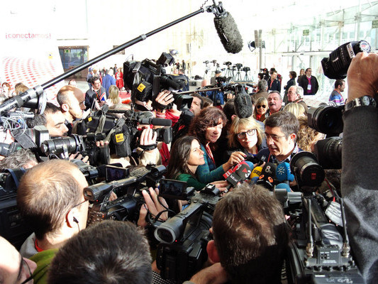 Patxi Lpez atiende a los medios de comunicacin en la Conferencia Poltica del PSOE 2013